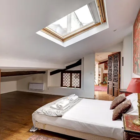 259 Suzy - Superb Duplex In Apartment *